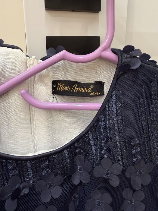 Продам платье для девочки 6-7 лет