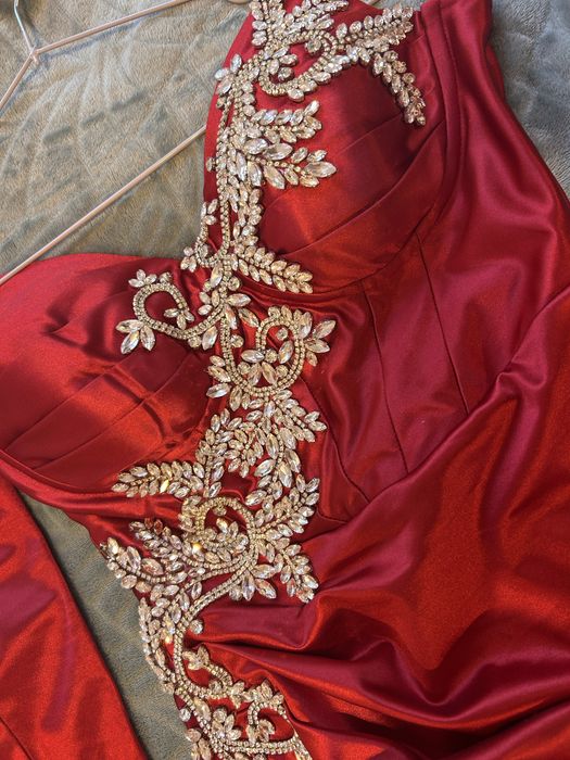 Rochie rosie pentru evenimente