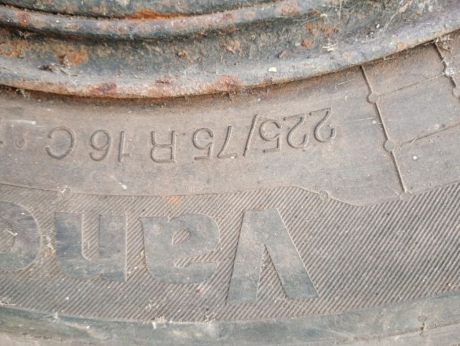 Гуми за Мерцедес и селскостопанска техника