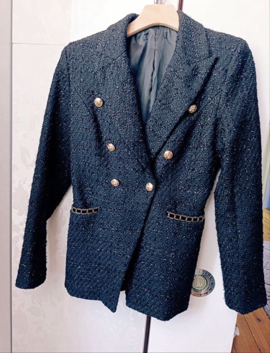 Черно сако букле