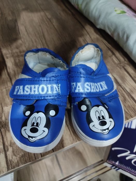 Bolalar oyoq kiyimlari sotiladi xolati yaxwi narxini keliwtirib berama