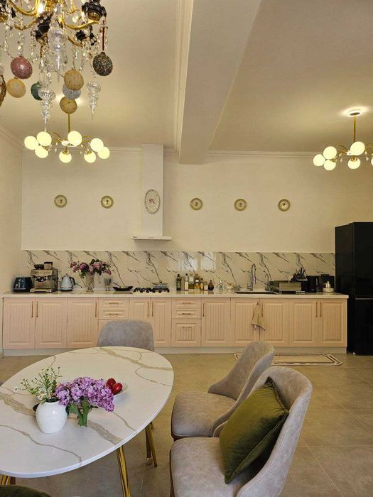 Двухэтажный отдельно стоящий дом на продажу в центре города