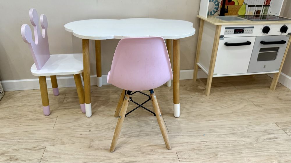 Детский стол и стулья