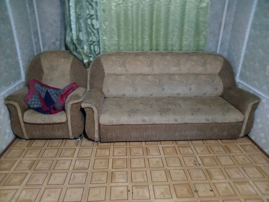 Шкафы, диван, столы, ковры