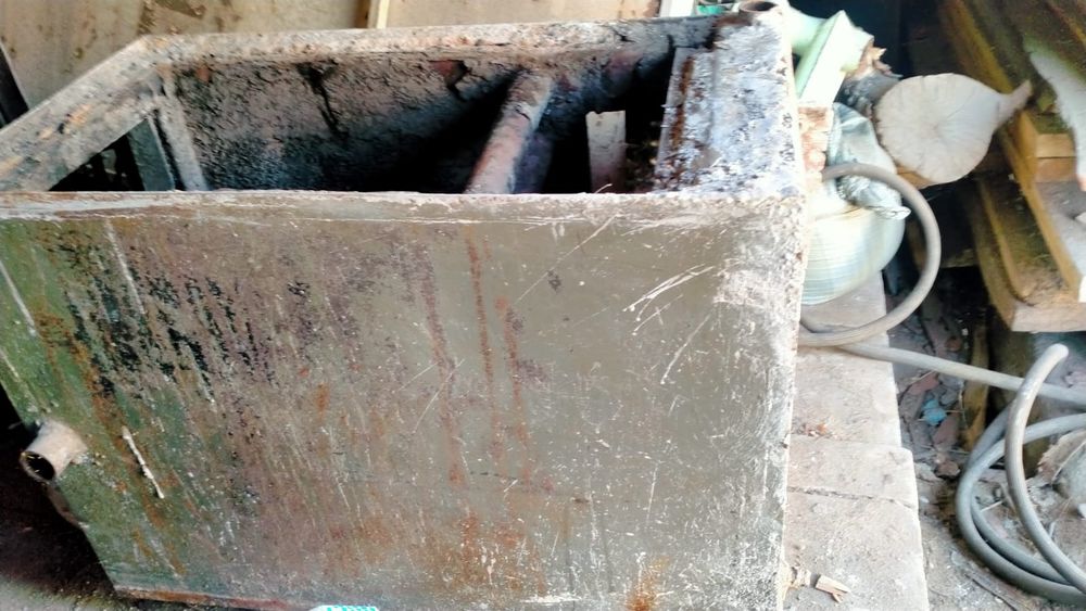 Печь железная с котлом.