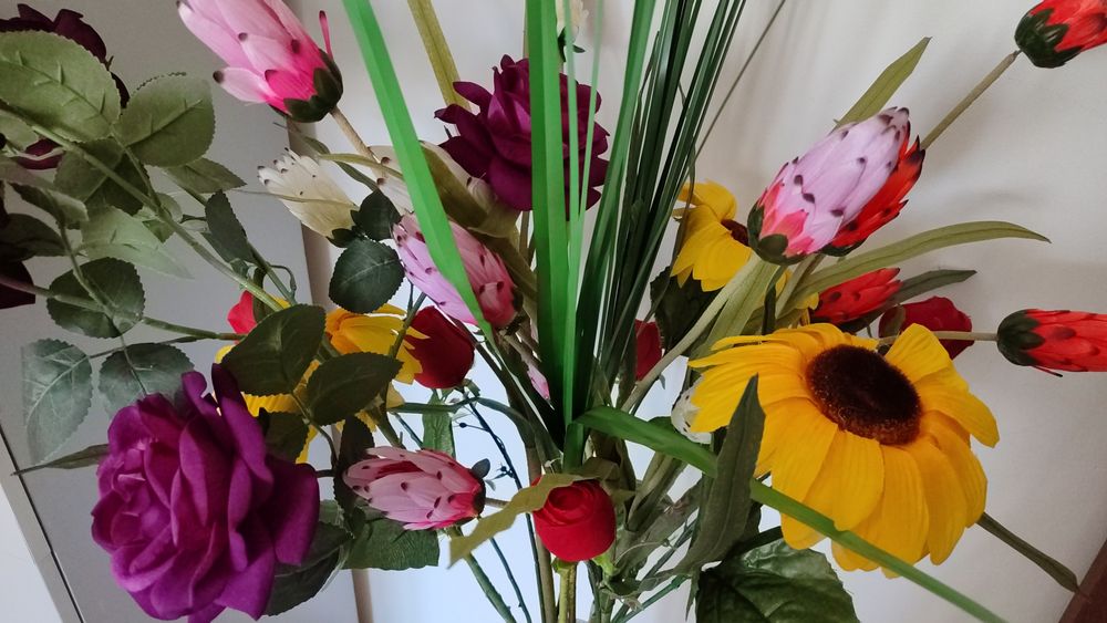 Продам искусственные цветы с подставкой 1,50см