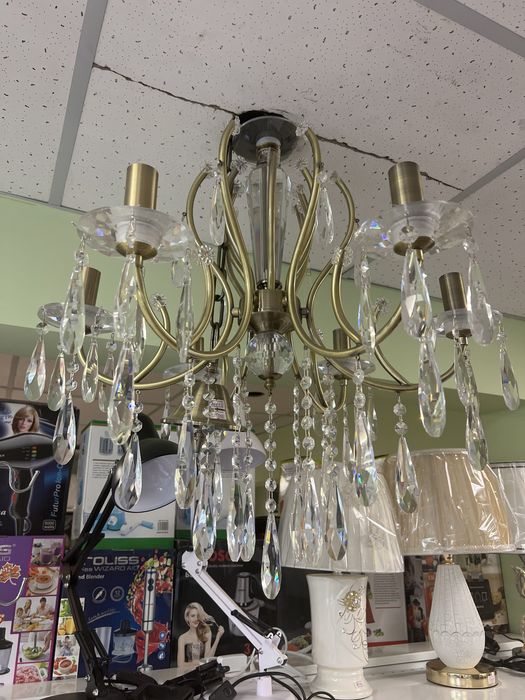 Продам люстры новые