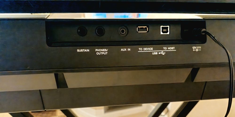 Vând orga Yamaha psr E 453