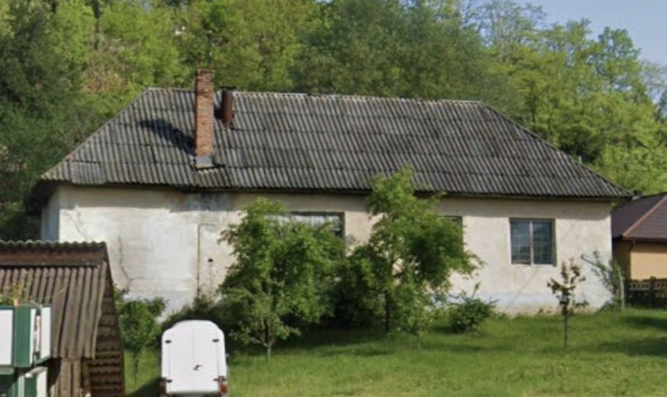 Vând clădire cu teren