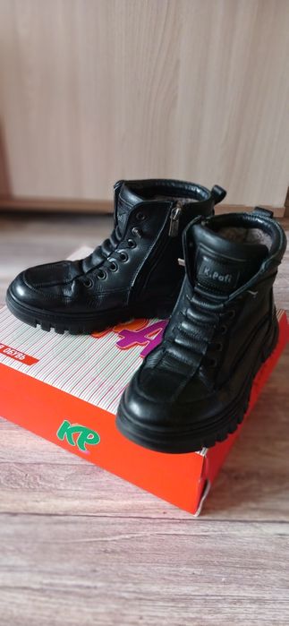 Продам детские ботинки