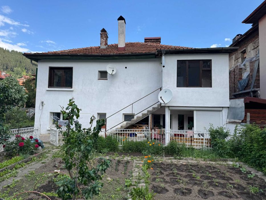 Етаж от каменна къща с двор в центъра на Чепеларе – 124 м²