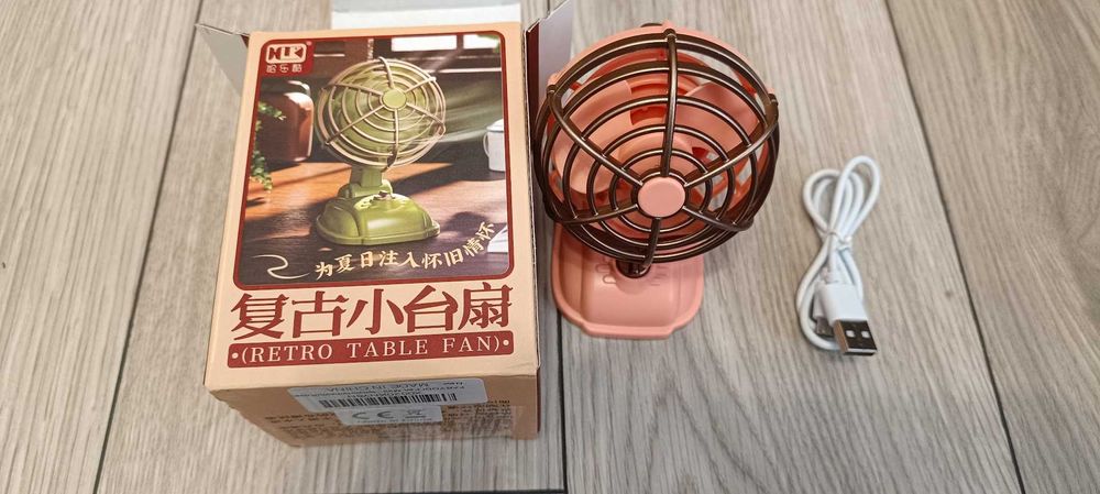 Mini ventilator pentru birou cu aspect retro - culoare roz