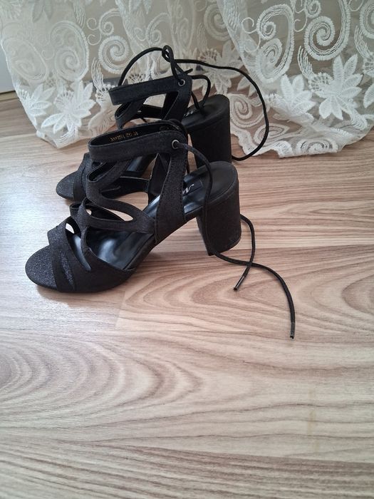 Sandale dama 38,in stare buna