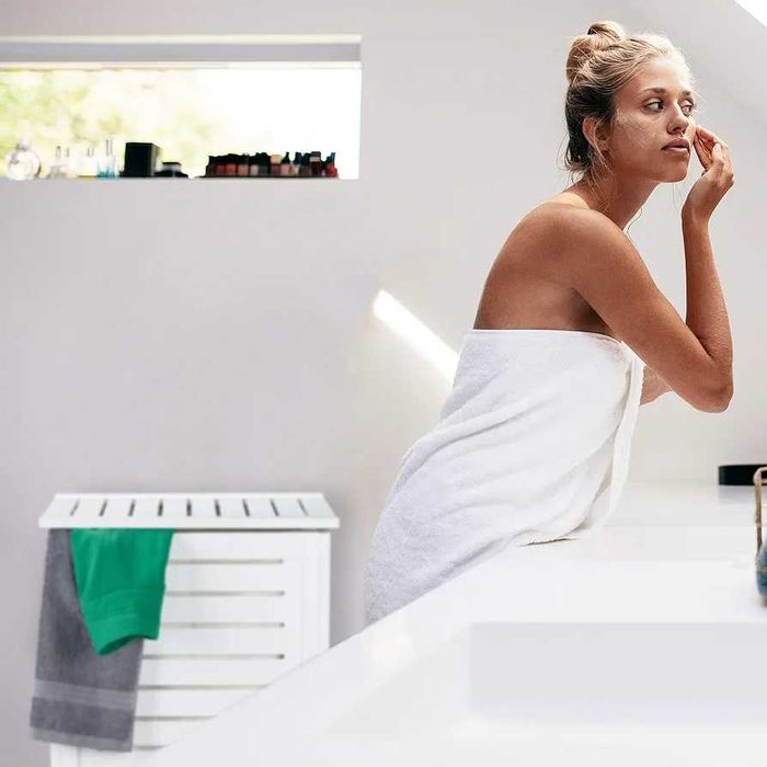 Стилен кош за пране 86L от бял бор – голям и елегантен за баня/спалня