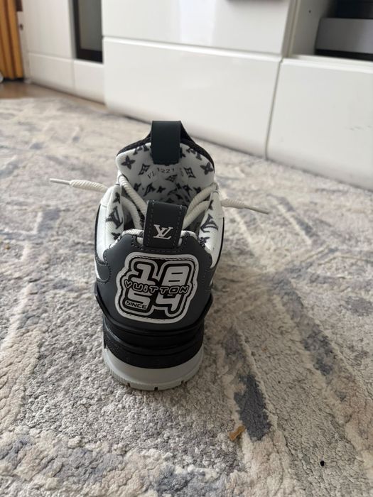 Lv skates.