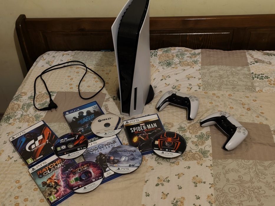 PlayStation 5 (PS5) Disc Edition – 657 GB + 2 джойстика + игри
Продава