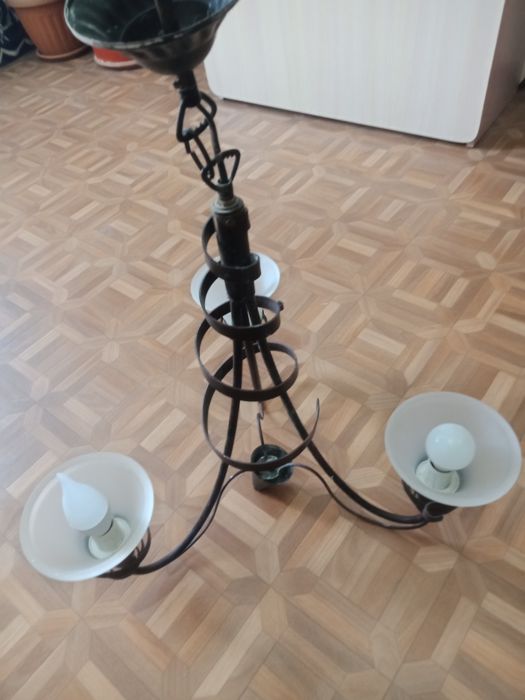 Продам люстру трехрожковую