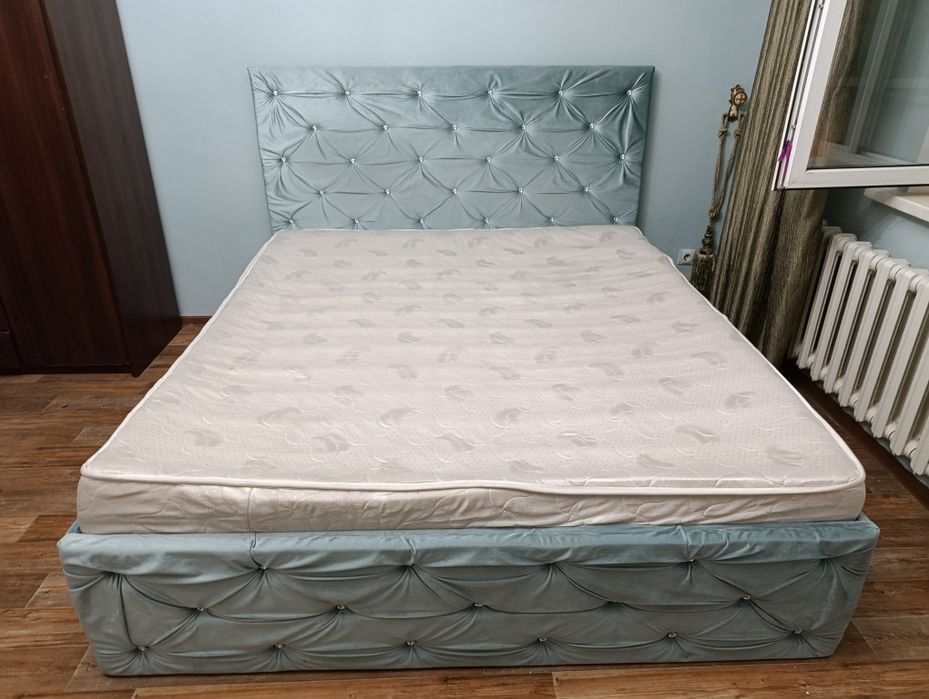 Кровать двуспальная с матрасом