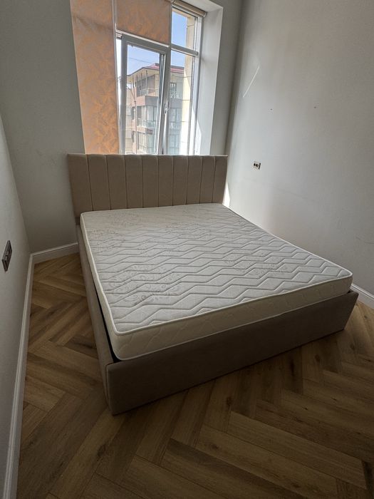 Кровать двуспальная с матрасом