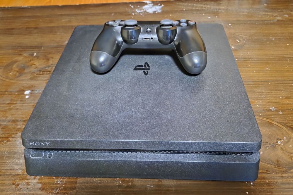PS4 Slim de vânzare  in stare excelenta
