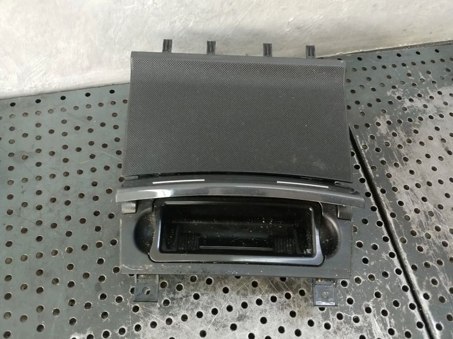 scrumiera audi a3 8p 8p0857951