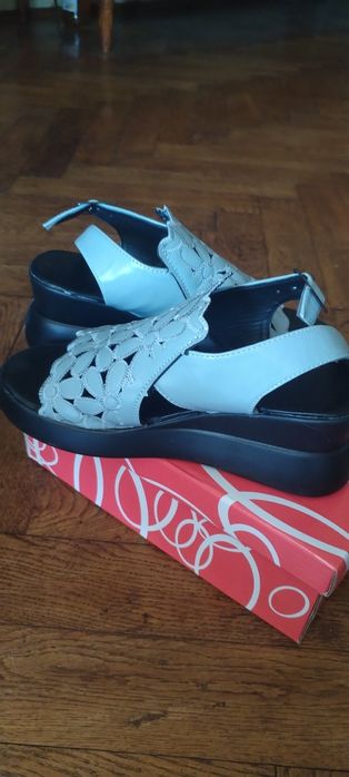 Vand sandale noi de piele