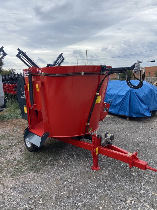 Фуражен смесител 3куб с кофа за трактор