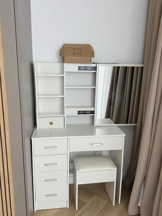 Masuta de toaleta pt machiaj cu oglinda iluminata, 5 sertare, taburet