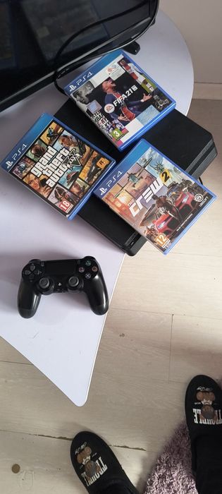 Se vinde PS 4 slim însoțit de  4 jocuri