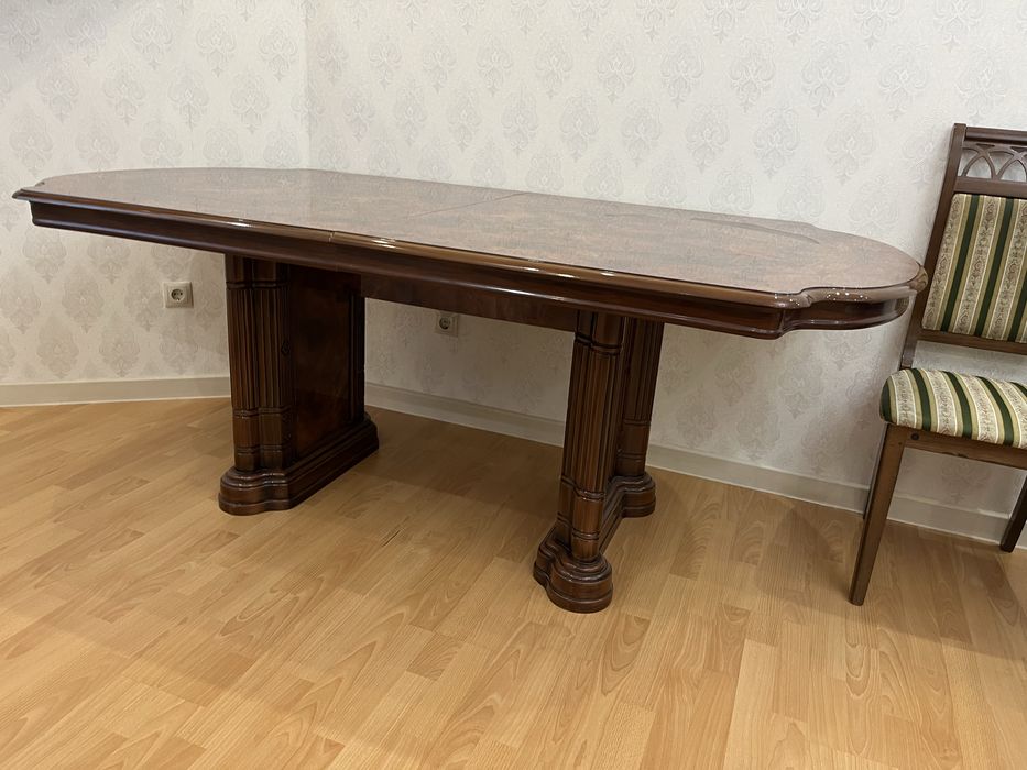 Продаётся гарнитур для гостиной (сервант, стол, комод)