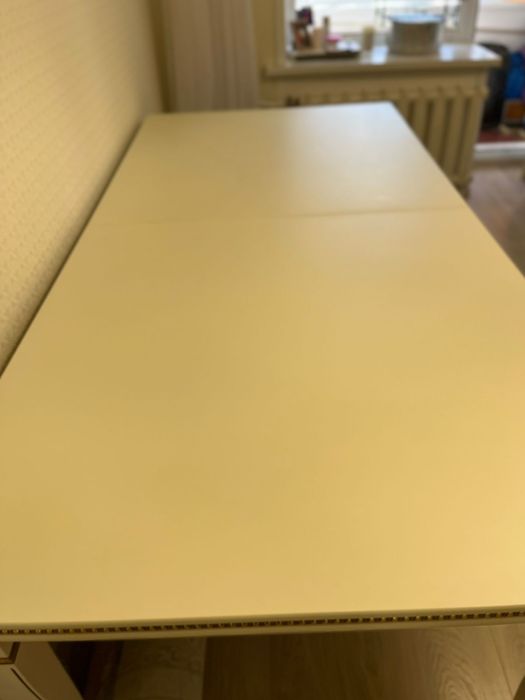 Продаю стол в гостининную