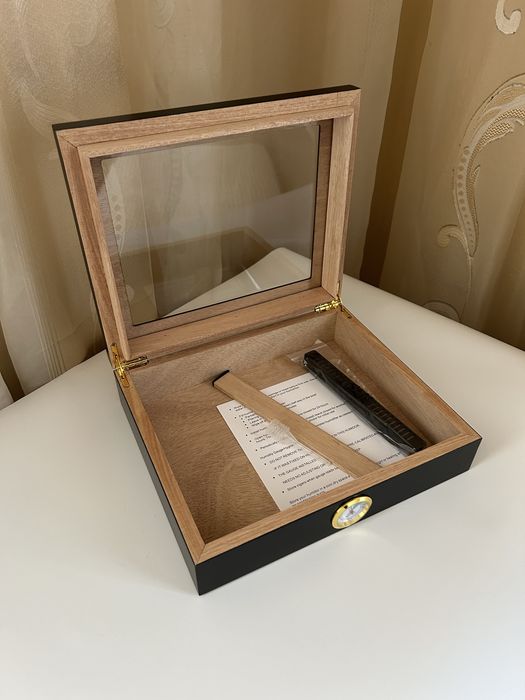 Хумидор за 20 пури – кедрово дърво, стъклен капак, хигрометър