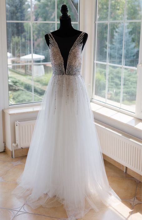 Rochi de mireasa cu broderie manuală și elemente Swarovski.