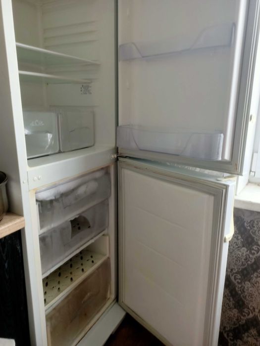 Холодильник двухкамерный,два мотора.