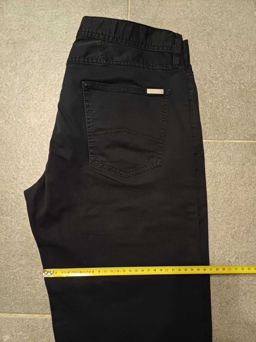 Pantaloni Armani Exchange pentru cunoscatori