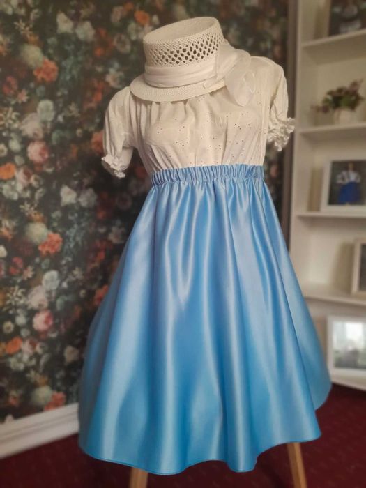 Pălărie cu eșarfă din mătase & Fustă cloș din tafta