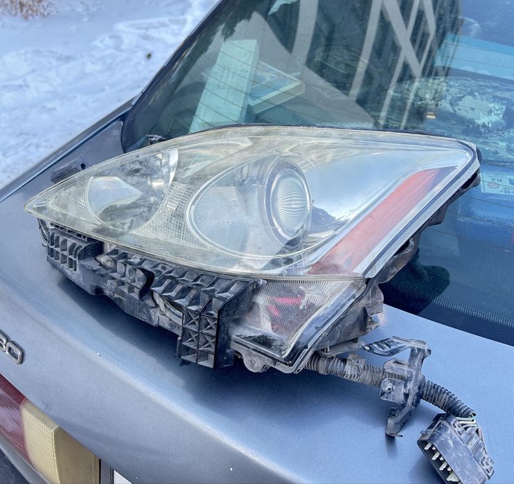 Фара на тайота, камри если не ошибаюсь, какая сторона видно на фото.