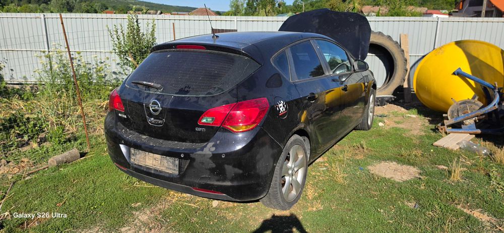 Masina opel astra j 2010