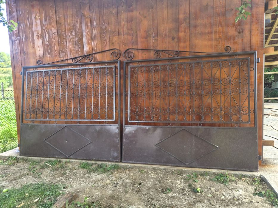 Vând porți metalice din fier  – robuste și elegante