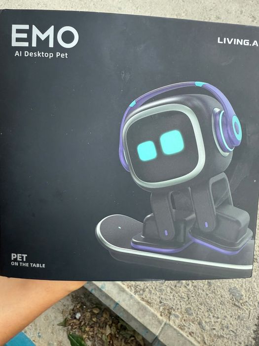 Продаю EMO AI Desktop Pet в отличном состоянии.
