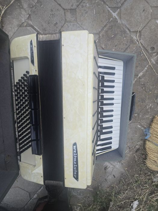 Продавам акордеон Weltmeister Stella-96 баса.
В отлично състояние е