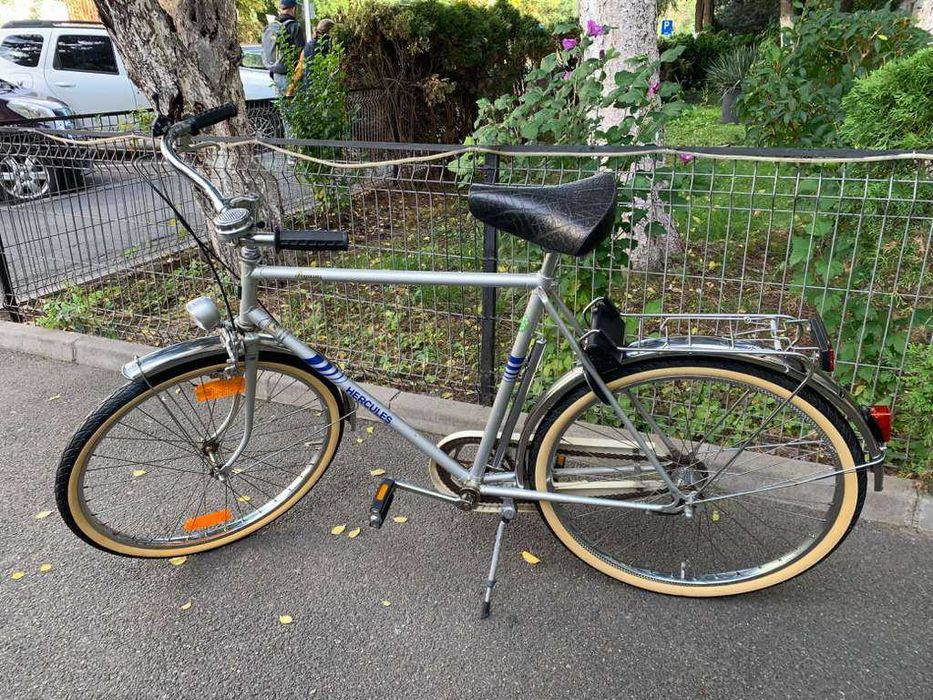 2 biciclete Hercules si un portbagaj pentru transport pe masina