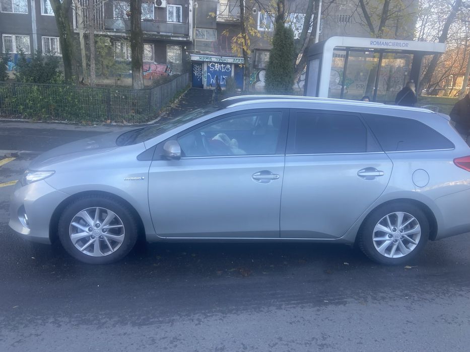 Inchiriez Toyota Auris hybrid  Uber/Bolt