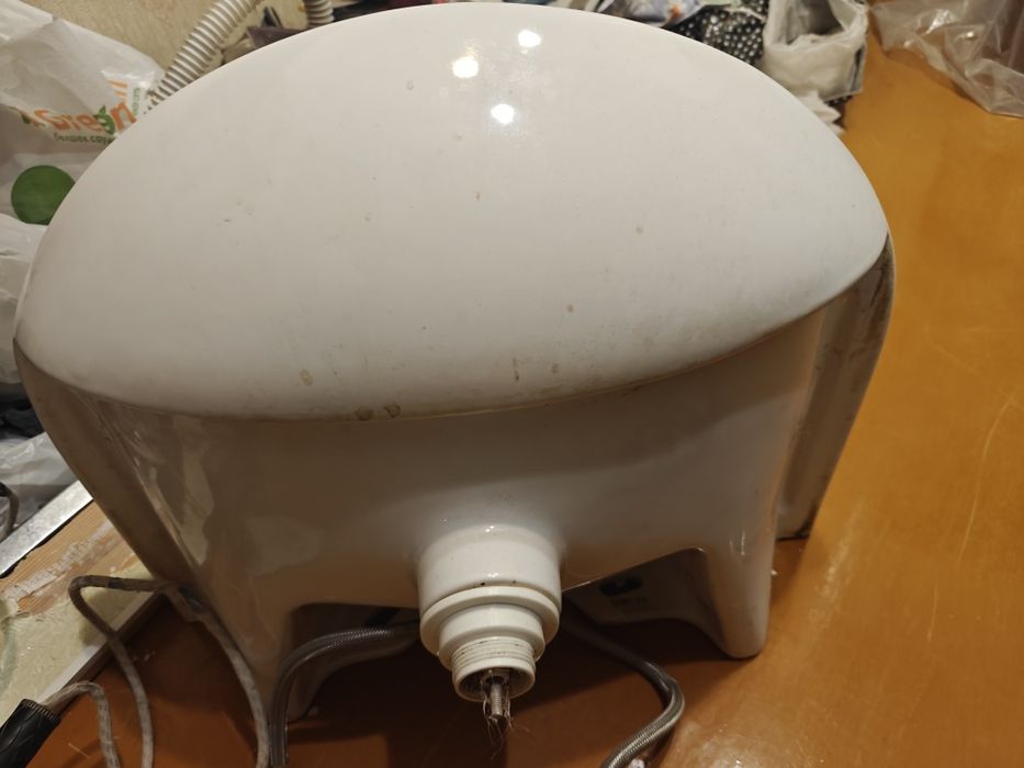 Бачок от унитаза и раковина