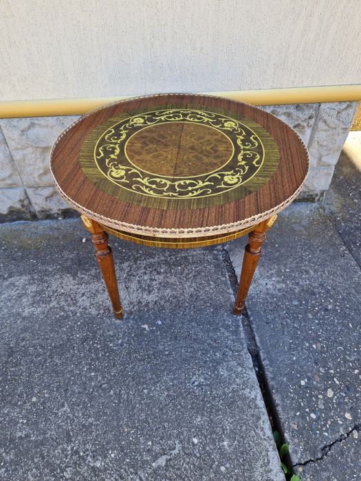 Чудесна много красива антикварна масичка