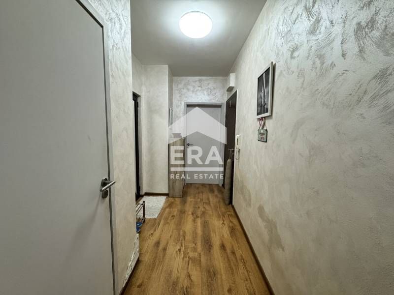 Ексклузивен тристаен обзаведен апартамент с открито паркомясто за прод