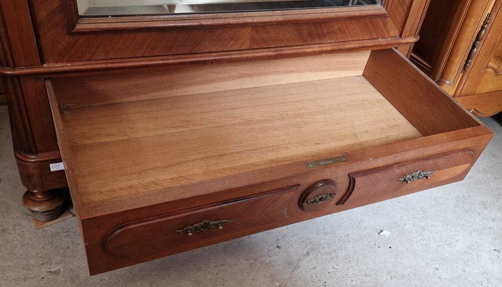 Елегантен огледален гардероб изработен от масивен орех