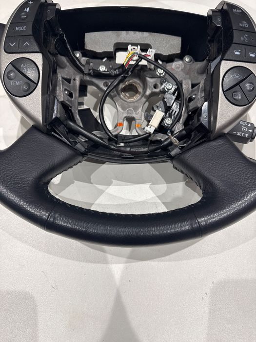 Toyota Prius кожен волан Тойота Приус