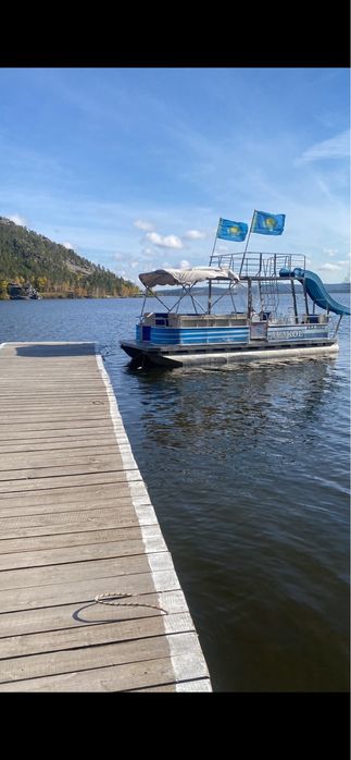 Прогулочный катер