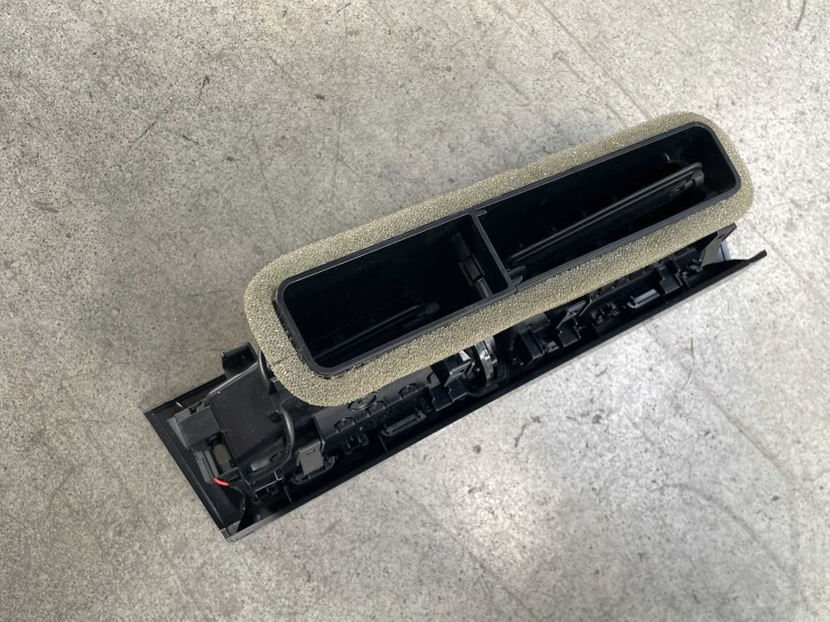Grila aerisire bord centrala Vw Touareg CR7 cod 761858417